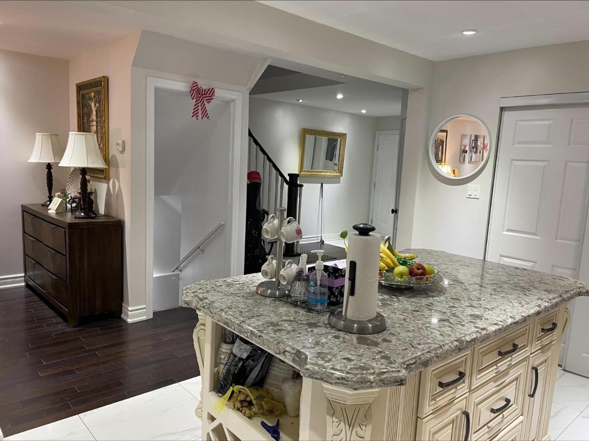 77 Nice And Warm Series Rooms Toronto Exterior photo